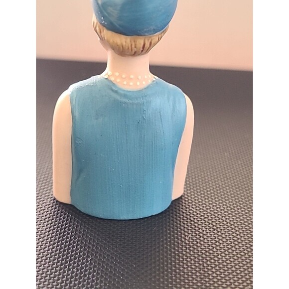 AVON 1983 CIRCA 1927 PORCELAIN MINIATURE LADY"S BUST FIGURINE  1 1/2 " - Picture 5 of 8